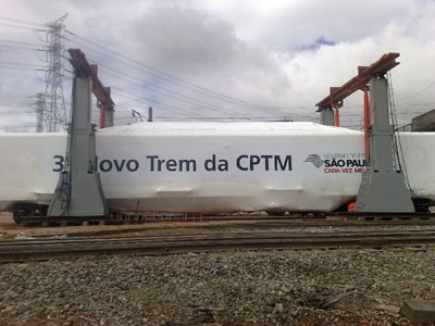 Pórtico hidráulico posicionando novo trem da CPTM sobre trilhos